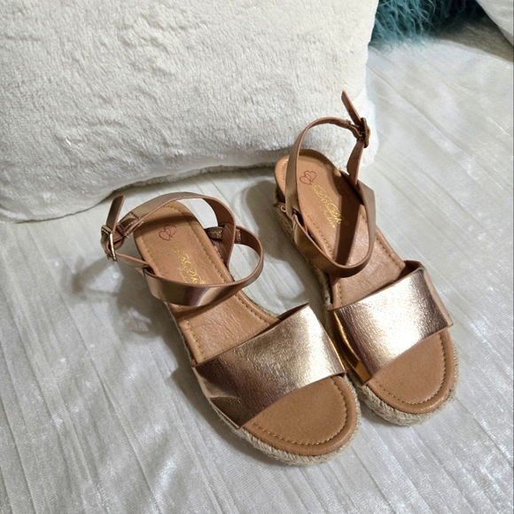 Gold and Tan Sandals Lightly Worn..size 7.5 - Picture 1 of 5